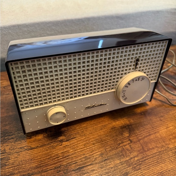 Vintage 1961 Silvertone Radio Model 2001 - Picture 2 of 11